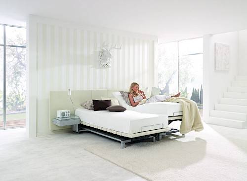 Une ambiance lumineuse dans une chambre à coucher avec un lit Swissflex.
