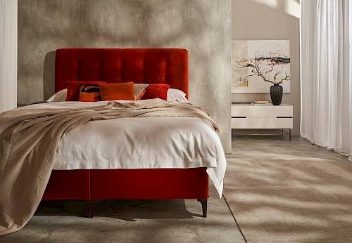 Rood Vispring bed met gedrapeerde plaid