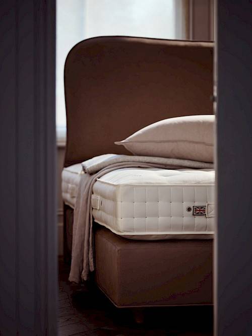 Vispring bed in zacht roze tint - detail foto naakte matras