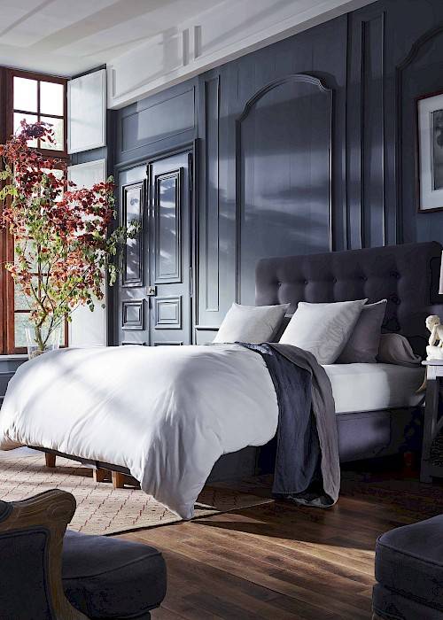 Donkerblauwe slaapkamer met opgemaakt Vispring bed - Shetland Superb