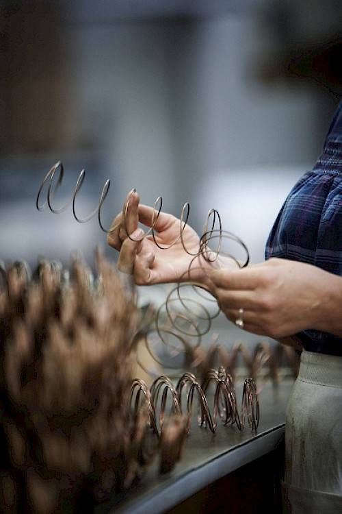 Hästens pocket springs in the hands of one of their employees