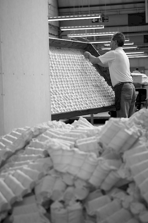 Image en noir et blanc d'une usine, un employé au travail