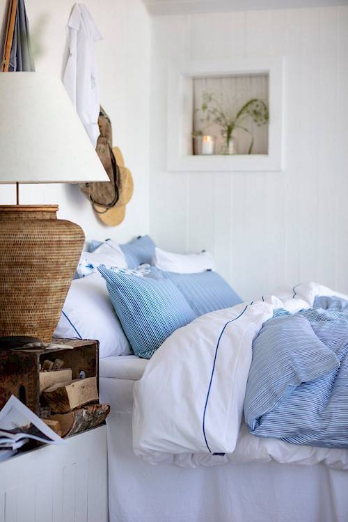 Summery bedroom look in shades of blue