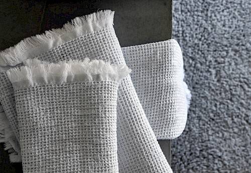 Photo en gros plan d'une serviette de bain avec une texture gaufrée